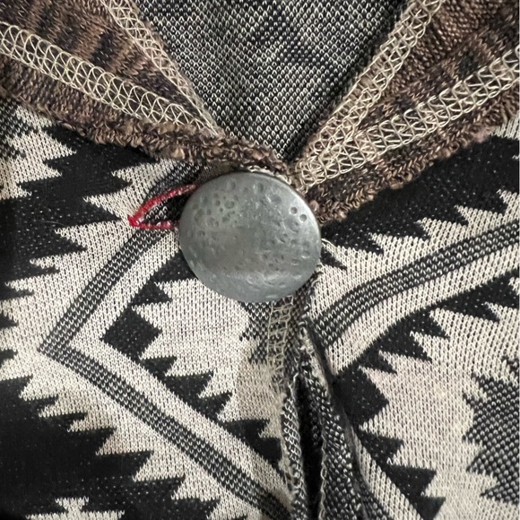 Beautiful light sweater size small. Gimmicks brand from the Buckle - Picture 5 of 6